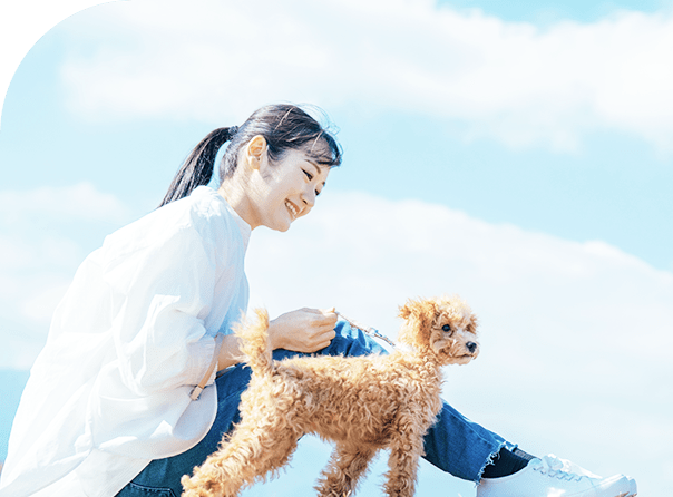 愛犬のトイプードルと一緒にいる写真